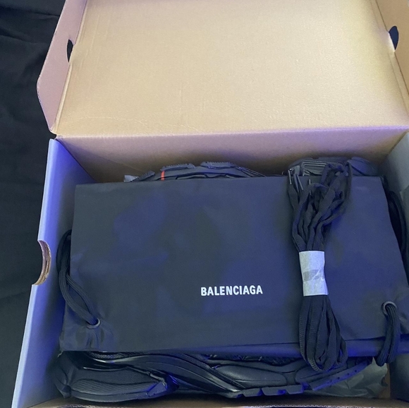 Balenciaga Men's Black and Red Trainers - Picture 3 of 5